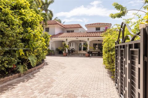 House in Miami Beach, Florida 6 bedrooms, 393.81 sq.m. № 2019071 - photo 19