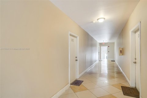 Propiedad comercial en venta en Miami, Florida № 1731383 - foto 11