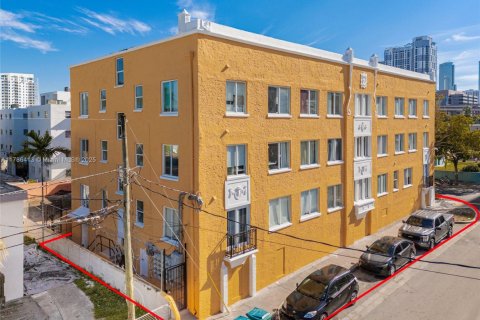 Propiedad comercial en venta en Miami, Florida № 1731383 - foto 4