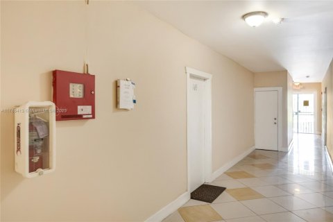 Propiedad comercial en venta en Miami, Florida № 1731383 - foto 14