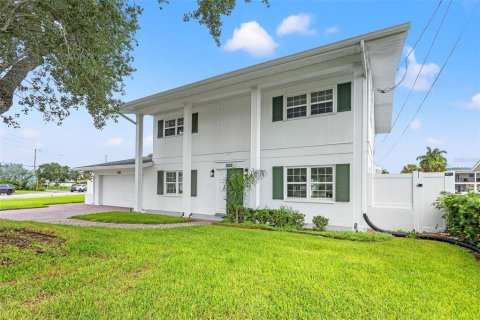 House in Saint Petersburg, Florida 3 bedrooms, 252.32 sq.m. № 1904669 - photo 2