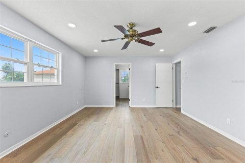 House in Saint Petersburg, Florida 3 bedrooms, 252.32 sq.m. № 1904669 - photo 26