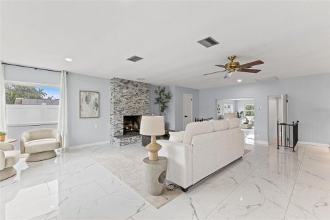 House in Saint Petersburg, Florida 3 bedrooms, 252.32 sq.m. № 1904669 - photo 17