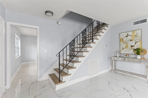 House in Saint Petersburg, Florida 3 bedrooms, 252.32 sq.m. № 1904669 - photo 9
