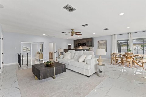 House in Saint Petersburg, Florida 3 bedrooms, 252.32 sq.m. № 1904669 - photo 4