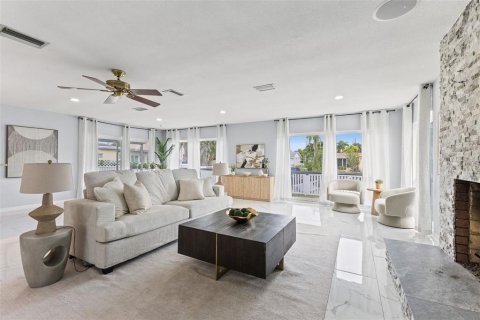 House in Saint Petersburg, Florida 3 bedrooms, 252.32 sq.m. № 1904669 - photo 5