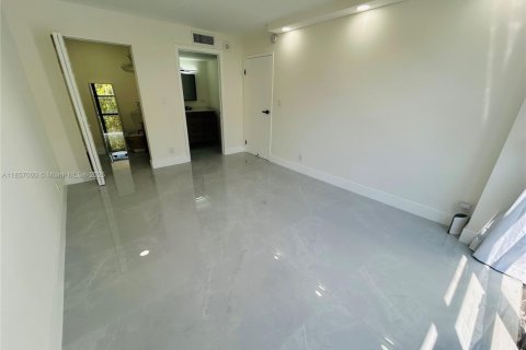 Condo in Sunny Isles Beach, Florida, 1 bedroom  № 1888172 - photo 23