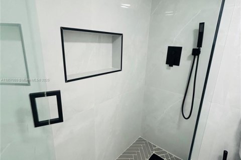 Condo in Sunny Isles Beach, Florida, 1 bedroom  № 1888172 - photo 25