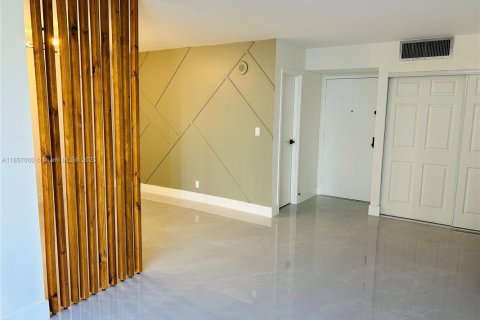 Condo in Sunny Isles Beach, Florida, 1 bedroom  № 1888172 - photo 4