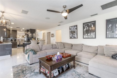 Casa en venta en Pembroke Pines, Florida, 4 dormitorios, 226.31 m2 № 1728614 - foto 14