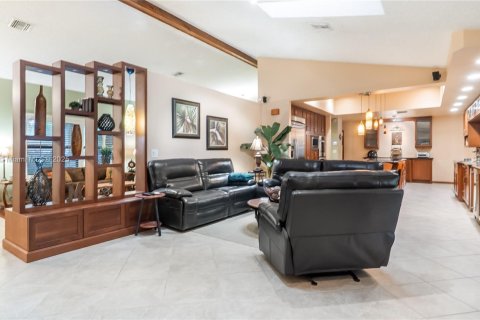 House in Coral Springs, Florida 4 bedrooms, 286.88 sq.m. № 1782089 - photo 12
