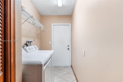 House in Coral Springs, Florida 4 bedrooms, 286.88 sq.m. № 1782089 - photo 11