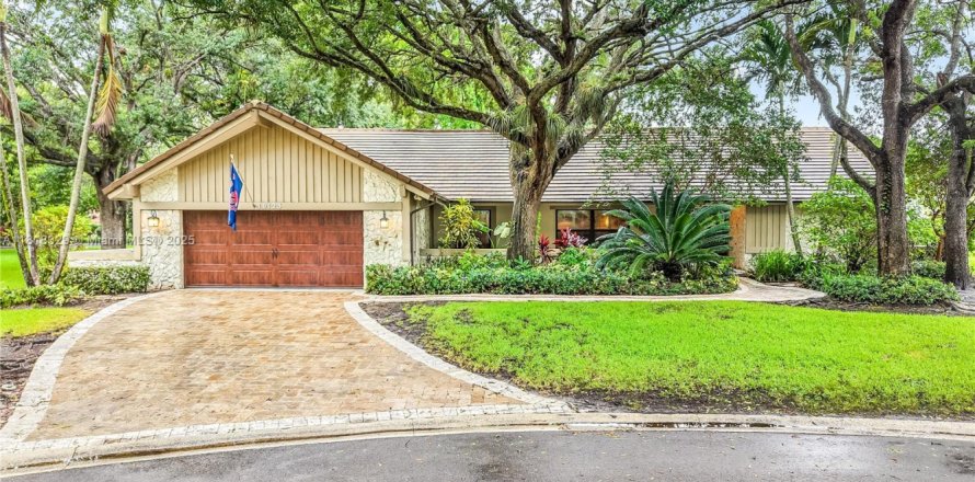 House in Coral Springs, Florida 4 bedrooms, 286.88 sq.m. № 1782089