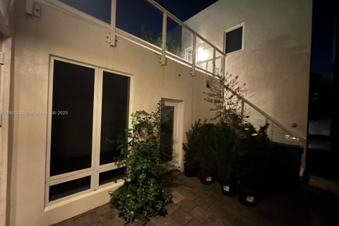 Снять в аренду коммерческую недвижимость в Дорал, Флорида 41.81м2, № 1956216 - фото 1