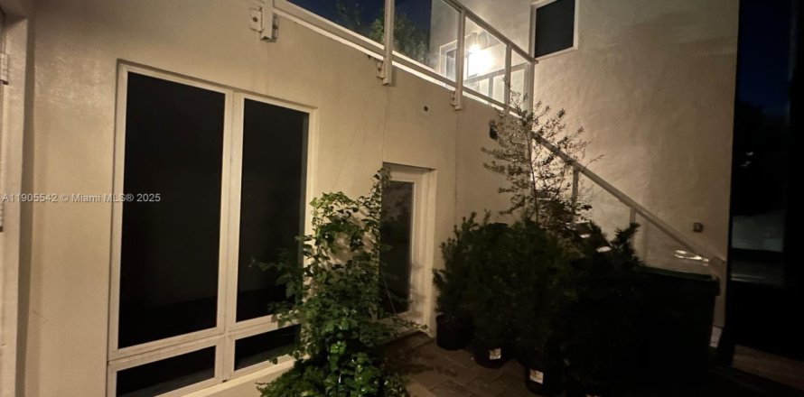 Коммерческая недвижимость в LANDMARK в Дорал, Флорида 41.81м2 № 1956216