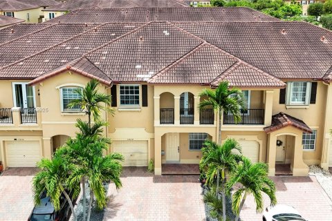 Condo in Miami, Florida, 3 bedrooms  № 1779738 - photo 1