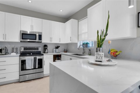 Condo in Miami, Florida, 3 bedrooms  № 1779738 - photo 14