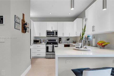 Condo in Miami, Florida, 3 bedrooms  № 1779738 - photo 13