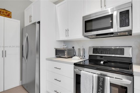 Condo in Miami, Florida, 3 bedrooms  № 1779738 - photo 12