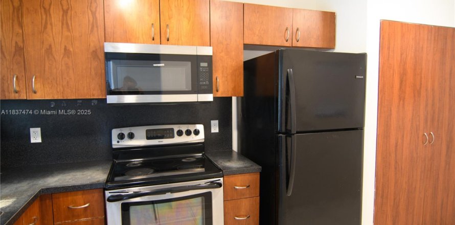 Condominio en Miami, Florida, 2 dormitorios  № 1822151
