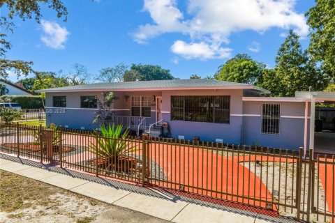 Villa ou maison à vendre à North Miami, Floride: 3 chambres, 131.46 m2 № 2025369 - photo 2