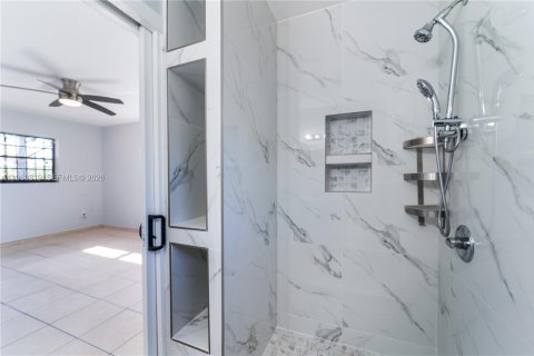 Villa ou maison à vendre à North Miami, Floride: 3 chambres, 131.46 m2 № 2025369 - photo 15