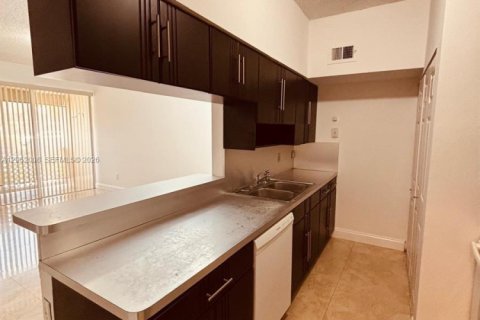 Copropriété à louer à Hialeah, Floride: 1 chambre, 82.4 m2 № 2177617 - photo 2
