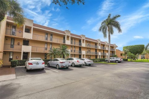 Condo in Fort Lauderdale, Florida, 2 bedrooms  № 2326785 - photo 2