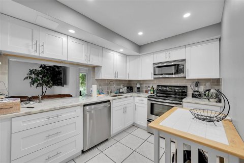 Condo in Fort Lauderdale, Florida, 2 bedrooms  № 2326785 - photo 8