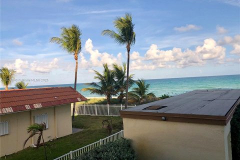 Copropriété à vendre à Hallandale Beach, Floride: 2 chambres, 78.04 m2 № 1960147 - photo 11