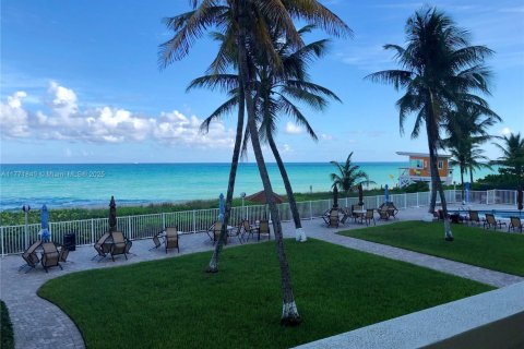 Copropriété à vendre à Hallandale Beach, Floride: 2 chambres, 78.04 m2 № 1960147 - photo 9