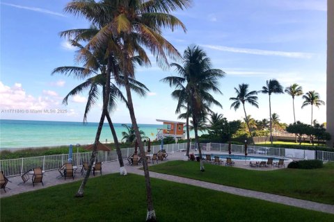 Copropriété à vendre à Hallandale Beach, Floride: 2 chambres, 78.04 m2 № 1960147 - photo 10