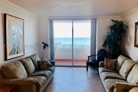 Copropriété à vendre à Hallandale Beach, Floride: 2 chambres, 78.04 m2 № 1960147 - photo 1