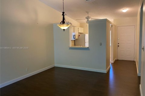 Снять в аренду таунхаус в Бока-Ратон, Флорида 2 спальни, 92.9м2, № 2047864 - фото 27