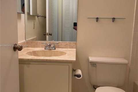 Снять в аренду таунхаус в Бока-Ратон, Флорида 2 спальни, 92.9м2, № 2047864 - фото 12