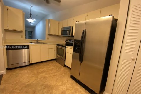 Снять в аренду таунхаус в Бока-Ратон, Флорида 2 спальни, 92.9м2, № 2047864 - фото 3