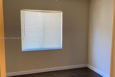 Снять в аренду таунхаус в Бока-Ратон, Флорида 2 спальни, 92.9м2, № 2047864 - фото 17