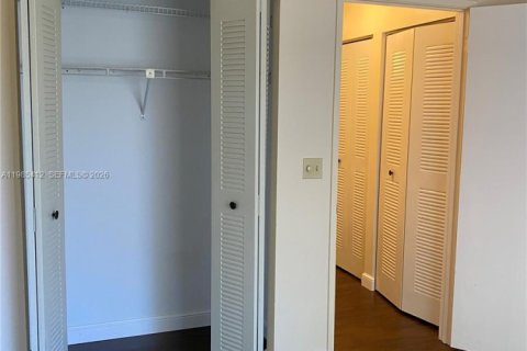 Снять в аренду таунхаус в Бока-Ратон, Флорида 2 спальни, 92.9м2, № 2047864 - фото 21