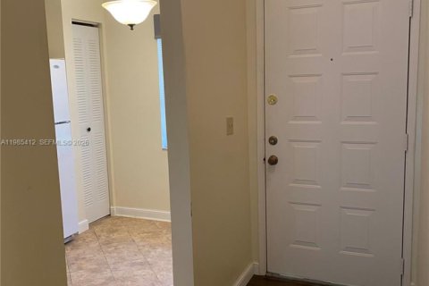 Снять в аренду таунхаус в Бока-Ратон, Флорида 2 спальни, 92.9м2, № 2047864 - фото 10