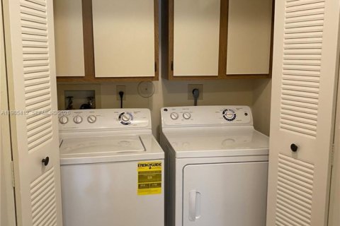 Снять в аренду таунхаус в Бока-Ратон, Флорида 2 спальни, 92.9м2, № 2047864 - фото 6