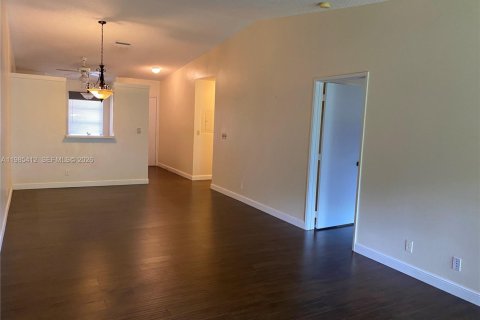 Снять в аренду таунхаус в Бока-Ратон, Флорида 2 спальни, 92.9м2, № 2047864 - фото 13