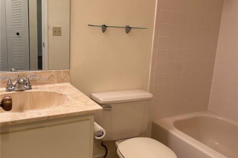 Снять в аренду таунхаус в Бока-Ратон, Флорида 2 спальни, 92.9м2, № 2047864 - фото 11