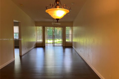 Снять в аренду таунхаус в Бока-Ратон, Флорида 2 спальни, 92.9м2, № 2047864 - фото 5