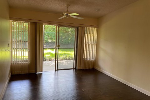 Снять в аренду таунхаус в Бока-Ратон, Флорида 2 спальни, 92.9м2, № 2047864 - фото 26