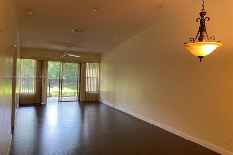 Снять в аренду таунхаус в Бока-Ратон, Флорида 2 спальни, 92.9м2, № 2047864 - фото 8