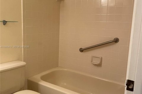 Снять в аренду таунхаус в Бока-Ратон, Флорида 2 спальни, 92.9м2, № 2047864 - фото 14