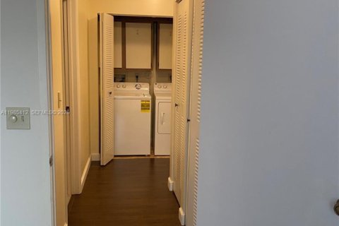 Снять в аренду таунхаус в Бока-Ратон, Флорида 2 спальни, 92.9м2, № 2047864 - фото 25