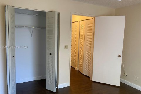 Снять в аренду таунхаус в Бока-Ратон, Флорида 2 спальни, 92.9м2, № 2047864 - фото 23