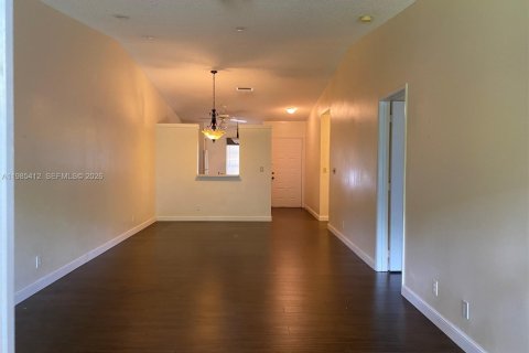 Снять в аренду таунхаус в Бока-Ратон, Флорида 2 спальни, 92.9м2, № 2047864 - фото 2