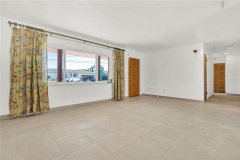 Casa en alquiler en Saint Petersburg, Florida, 3 dormitorios, 139.73 m2 № 1518687 - foto 4